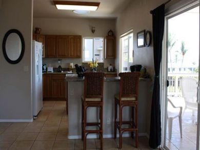 Kitchen with breakfast bar
