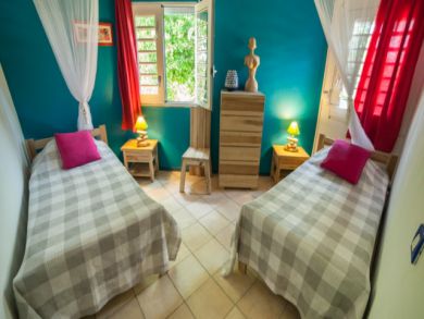 Bedroom 4 with twin beds