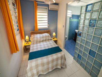 Bedroom 5 with double bed