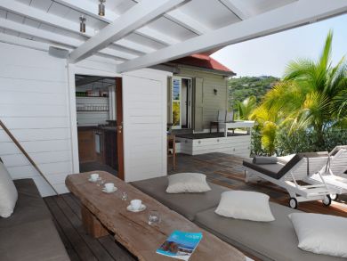 Kitchen & living area on ocean front deck