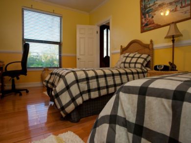 Bedroom 3 with twin beds