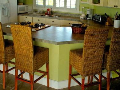 Kitchen with breakfast bar