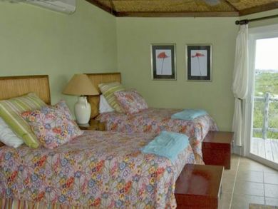 Guest bedroom with twin beds