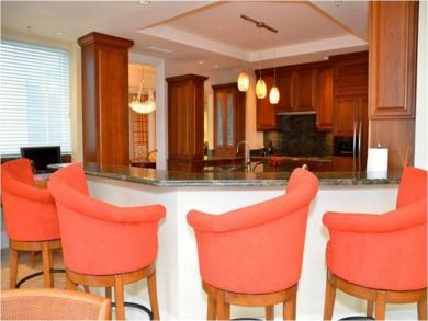 Kitchen with breakfast bar