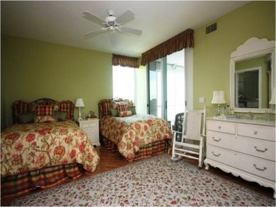 Bedroom 2 with twin beds