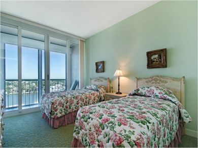 Bedroom 2 with twin beds