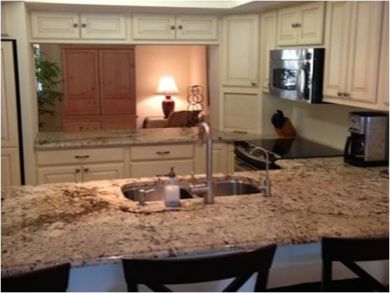 Fully equipped kitchen with breakfast bar