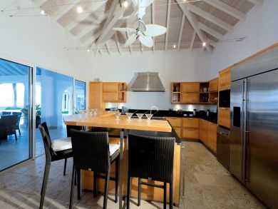 Fully equipped kitchen with breakfast bar