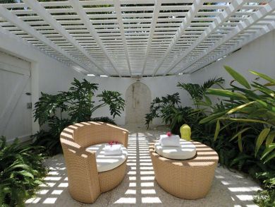 Sitting area & outdoor shower