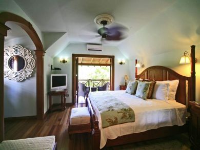 Bedroom 4 with king bed