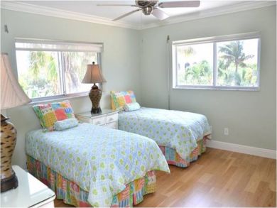 Bedroom 3 with twin beds