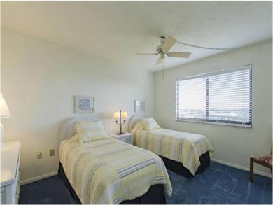 Bedroom 3 with twin beds