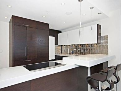 Kitchen with breakfast bar