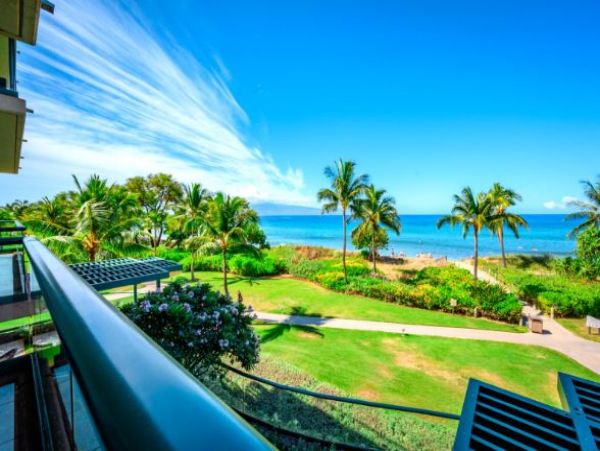 Beachfront Kaanapali Vacation Condo with Ocean Views