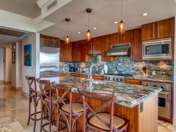 Beachfront Kaanapali Vacation Condo with Ocean Views