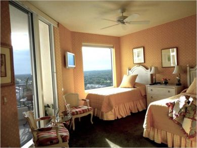 Bedroom 2 with twin beds