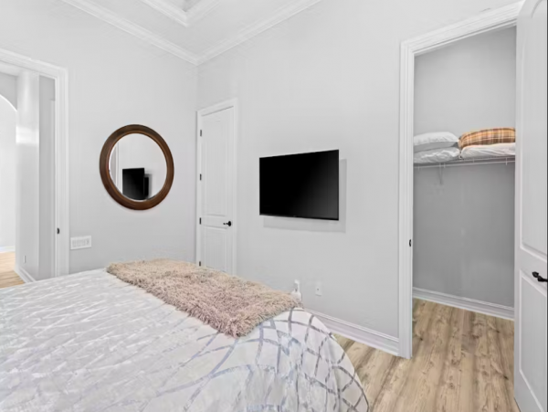 Luxury Vacation Rental with 4 Bedroom, Pool & Balcony
