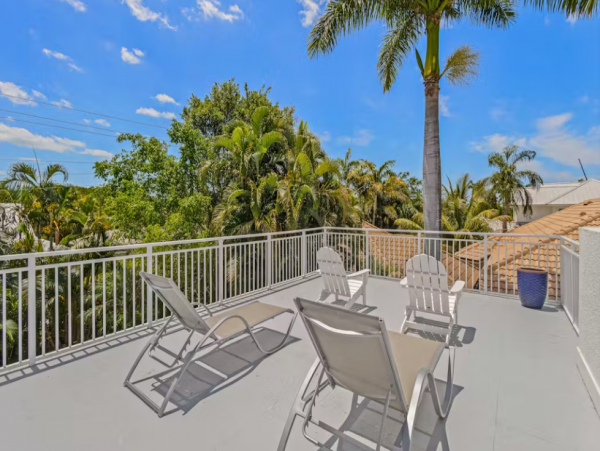 Luxury Vacation Rental with 4 Bedroom, Pool & Balcony