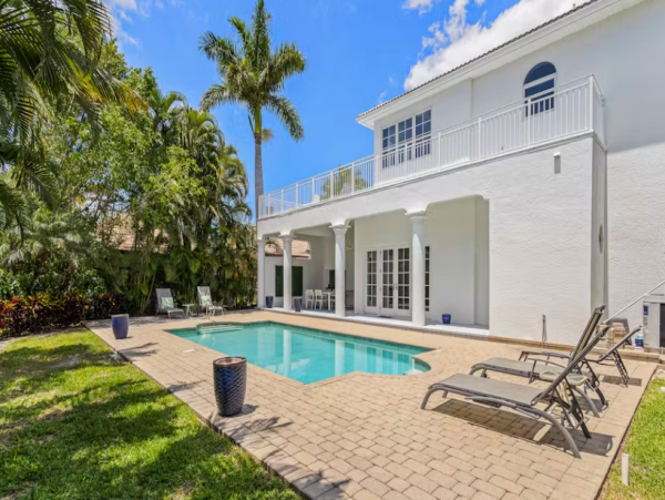 Luxury Vacation Rental with 4 Bedroom, Pool & Balcony