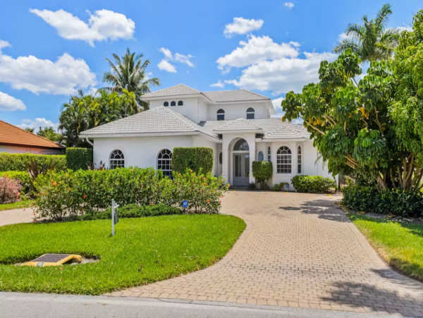 Luxury Vacation Rental with 4 Bedroom, Pool & Balcony