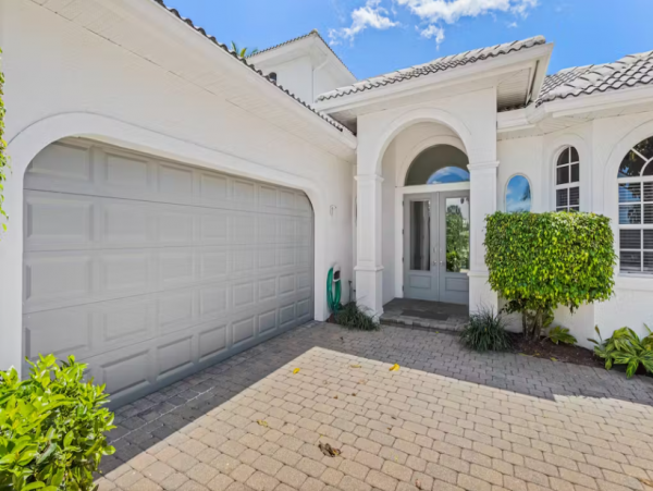 Luxury Vacation Rental with 4 Bedroom, Pool & Balcony
