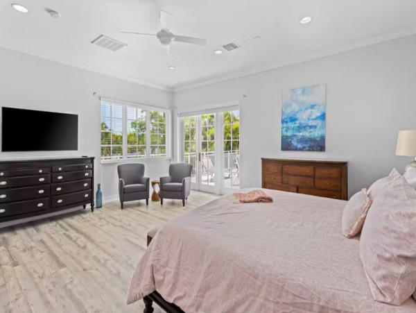Luxury Vacation Rental with 4 Bedroom, Pool & Balcony