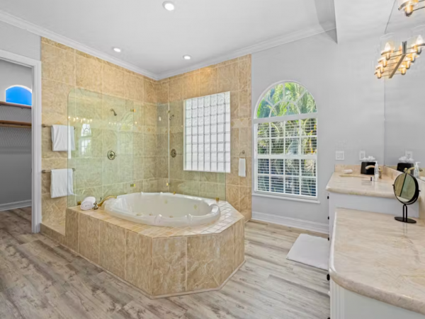 Luxury Vacation Rental with 4 Bedroom, Pool & Balcony