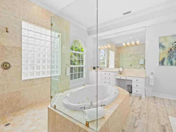 Luxury Vacation Rental with 4 Bedroom, Pool & Balcony