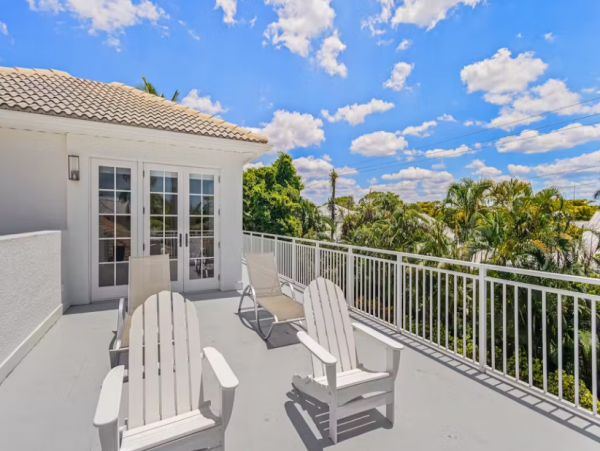 Luxury Vacation Rental with 4 Bedroom, Pool & Balcony