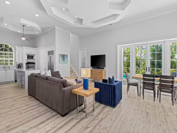 Luxury Vacation Rental with 4 Bedroom, Pool & Balcony