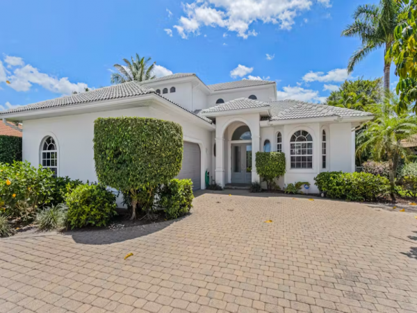 Luxury Vacation Rental with 4 Bedroom, Pool & Balcony