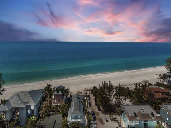 Thee Bedroom Gulf Front Vacation Home On Holmes Beach