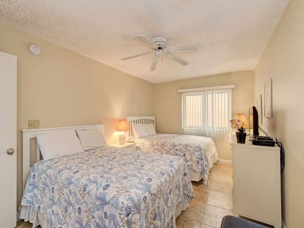 Two Bedroom Vacation Condo On Beach in Longboat Key