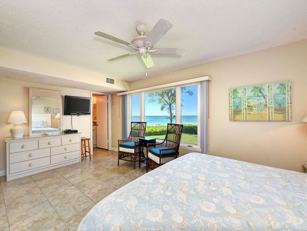 Two Bedroom Vacation Condo On Beach in Longboat Key