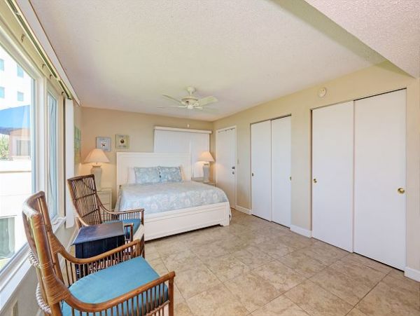 Two Bedroom Vacation Condo On Beach in Longboat Key