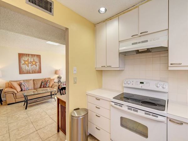 Two Bedroom Vacation Condo On Beach in Longboat Key