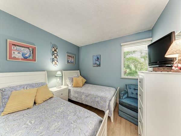 Beachside condo with Garden view and good interior
