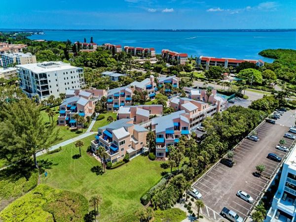 Beachside condo with Garden view and good interior
