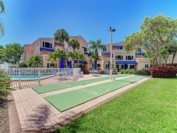 Beachside condo with Garden view and good interior