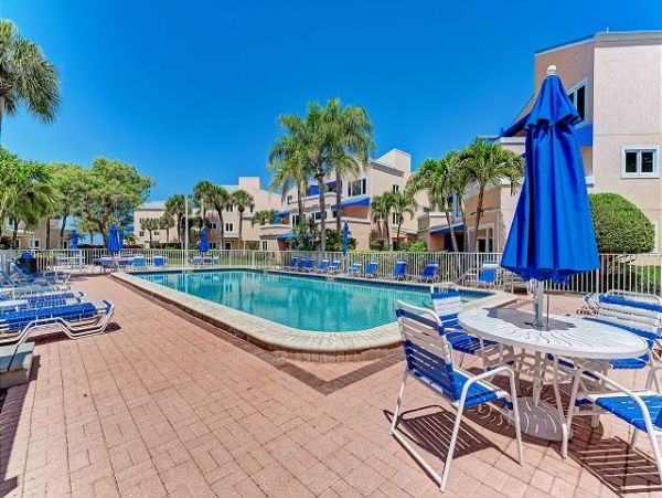 Beachside condo with Garden view and good interior