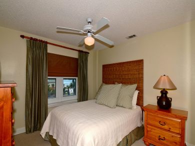 Guest bedroom with queen bed