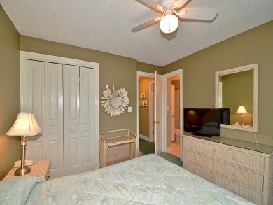 Guest bedroom with twin beds