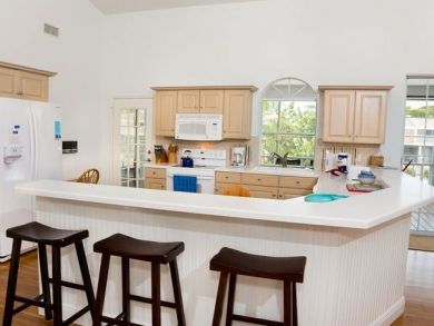 Fully equipped kitchen with breakfast bar