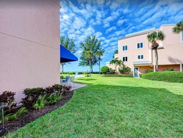 Lovely 2 Bedroom Vacation Condo in Longboat Key on Beach