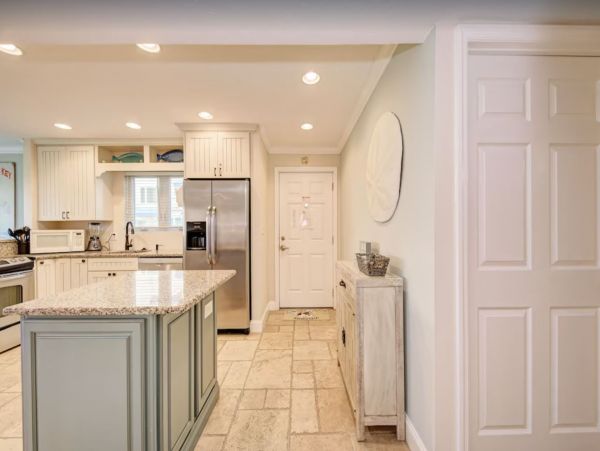 Lovely 2 Bedroom Vacation Condo in Longboat Key on Beach