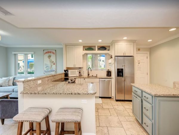 Lovely 2 Bedroom Vacation Condo in Longboat Key on Beach