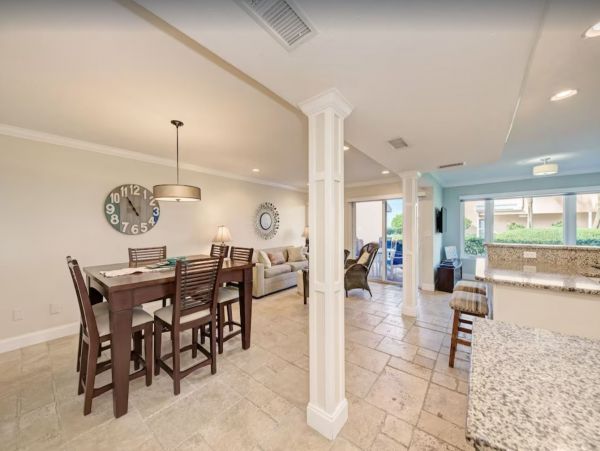 Lovely 2 Bedroom Vacation Condo in Longboat Key on Beach