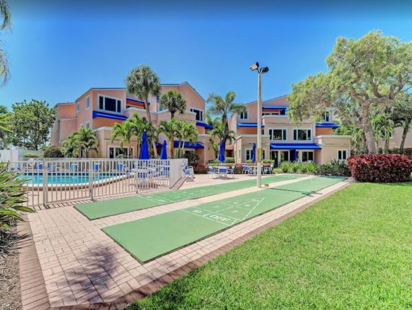Lovely 2 Bedroom Vacation Condo in Longboat Key on Beach