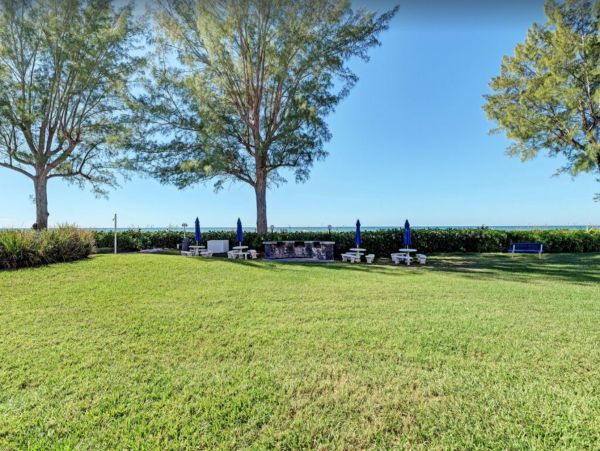 Lovely 2 Bedroom Vacation Condo in Longboat Key on Beach
