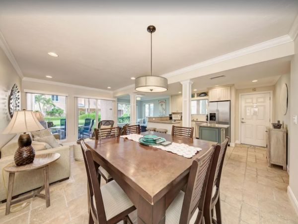 Lovely 2 Bedroom Vacation Condo in Longboat Key on Beach